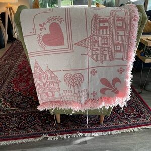 Reversible pink/cream house tapestry blanket w hearts